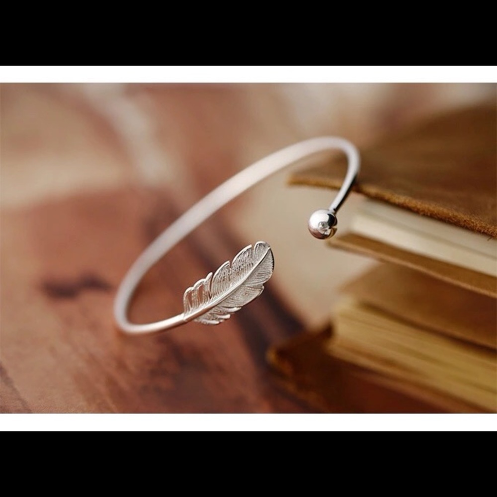 πΊ STERLING SILVER PLATINUM PLATED FEATHER BANGLE - Picture 2 of 8